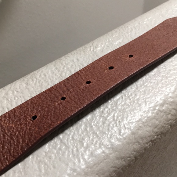 This leather belt has a great buckle .size small - Picture 3 of 4